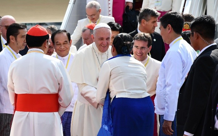 El Papa Francisco recibe la bienvenida a su arribo a Rangún. AFP/V. Pinto
