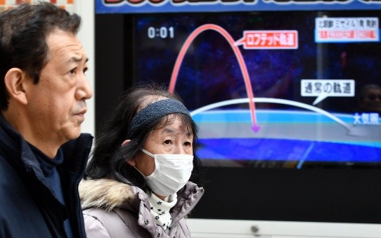 Ciudadanos caminan frente a un televisor en Tokio (Japón) que muestra los detalles del lanzamiento de un misil balístico de Corea del Norte. EFE/F. Robichon