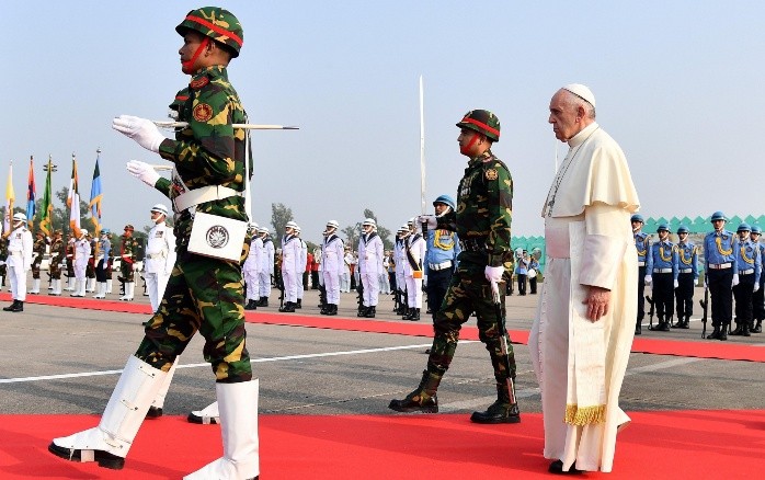 El Papa Francisco (izq) pasa revista a la guardia de honor a su llegada al Aeropuerto Internacional de Daca. EFE/E. Ferrari