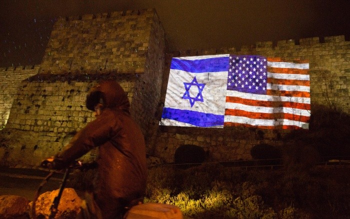 La Alcaldía de Jerusalén proyecta una bandera israelí y otra estadounidense en las murallas de la Ciudad Vieja de Jerusalén ante el anuncio de Trump. AP / S. Scheiner