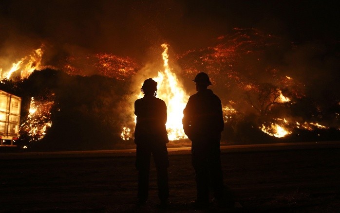 Miles de personas al sur de California se han visto obligadas a dejar sus hogares por los fuertos incendios que siguen propagándose. AFP / M. Tama