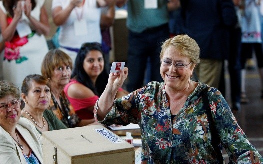 Michelle Bachelet entregará la presidencia al derechista Sebastián Piñera o al progresista Alejandro Guillier. EFE / E. Garay 
