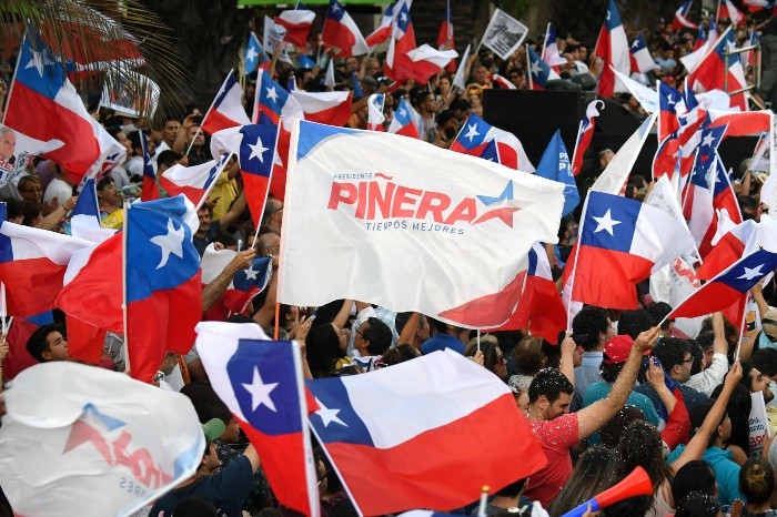 Supporters of Chilean presidential candidate Sebastian Pinera celebra - Supporters of Chilean presidential candidate Sebastian Pinera celebrate his victory in Santiago, on December 17, 2017, after the results based on a count of 92 percent of the ballots were announced and his rival conceded defeat.  Conservative billionaire Sebastian Pinera will return as Chile's president, the election results show. His rival, leftist challenger Alejandro Guillier, a TV presenter turned senator who ran as an independent but was backed by outgoing center-left President Michelle Bachelet, recognized his defeat.  -  / AFP / Martin BERNETTI CHILE-ELECTIONS-VOTE