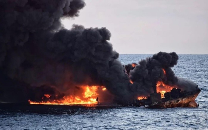 En ls primeras imágenes difundidas, se puede ver una parte del buque hundido, mientras que el resto arde con fuerza en medio de una densa columna de humo negro. AFP/MINISTERIO DE TRANSPORTE DE CHINA