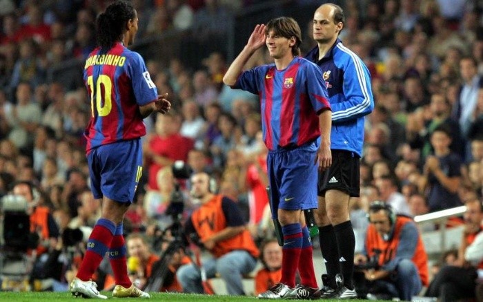 El trono, Ronaldinho se lo entregó a un joven Lionel Messi, quien a su lado recogió el testigo para impulsar aún más hacia arriba al Barcelona. ESPECIAL / fcbarcelona.es