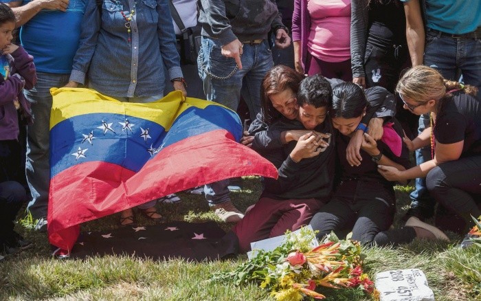 Entierro. Dos de las seis personas abatidas junto a Óscar Pérez fueron sepultadas ayer. EFE