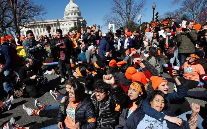 En Washington decenas de personas se manifestaron a favor de los dreamers. AP/J. Martin