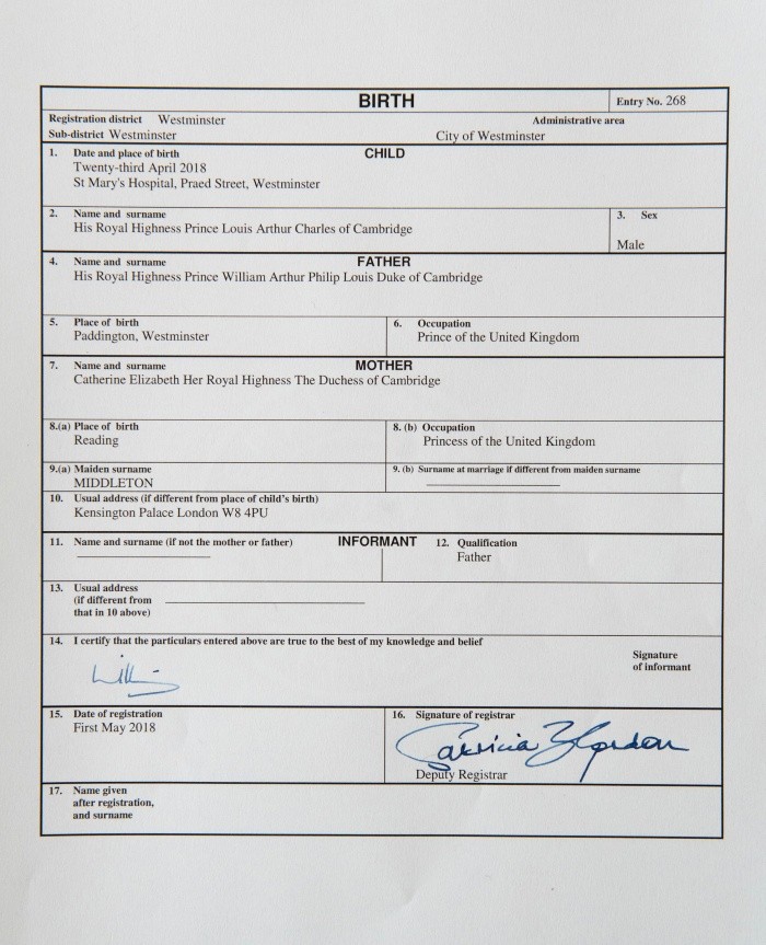 El príncipe Guillermo firma el certificado de nacimiento de su tercer hijo