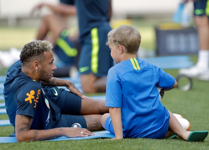 3 2.jpg 363690026 Neymar juega con su hijo tras entrenamiento de Brasil en Sochi