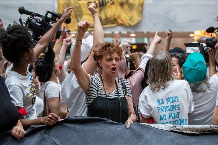 Susan Sarandon, detenida "varias horas" tras protesta contra Trump