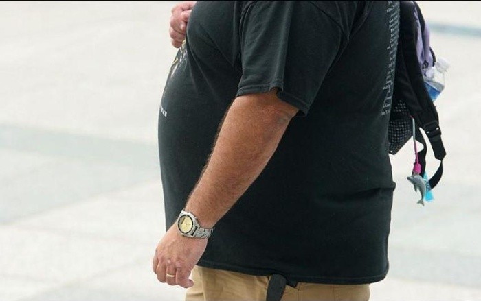 A pesar de que se sabe que las personas con bajo peso están en riesgo de fracturas, este nuevo análisis sugiere que la obesidad también pone en riesgo a las personas. AFP / ARCHIVO