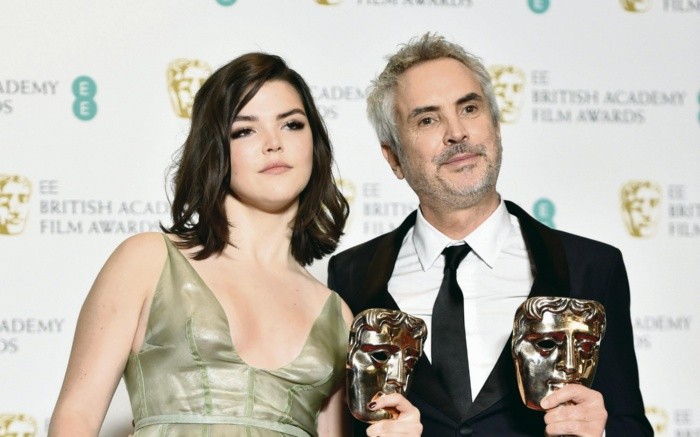 El director mexicano Alfonso Cuarón junto a su hija Tessa, durante la ceremonia de los Bafta. EFE