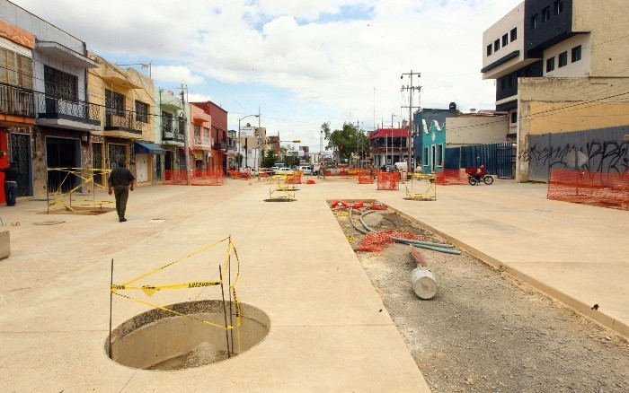 A pesar de que ya fue inaugurada la obra, los peatones del Paseo Fray Antonio Alcalde aún tienen que lidiar con numerosos desperfectos. EL INFORMADOR/E. Barrera