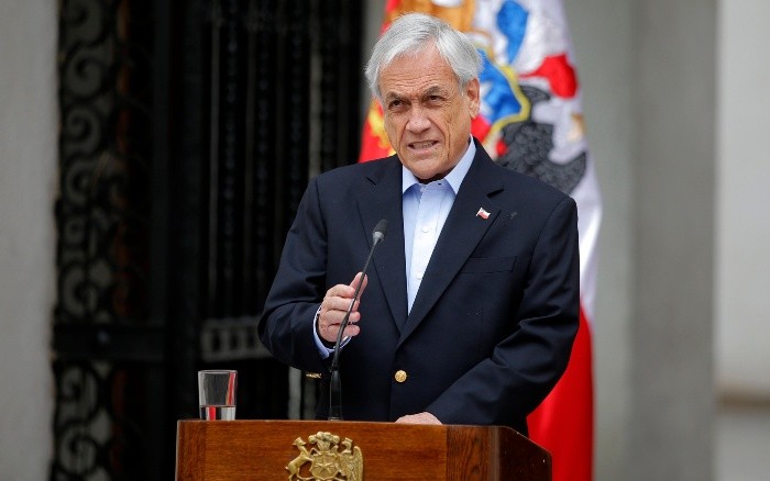 Chilean President Sebastian Pinera addresses the nation in Santiago, on October 26, 2019. A nighttime curfew in the Chilean capital Santiago was lifted by the military on Saturday after a week of deadly demonstrations demanding economic reforms and the resignation of President Sebastian Pinera. / AFP / JAVIER TORRES CHILE-CRISIS-PROTEST-PINERA