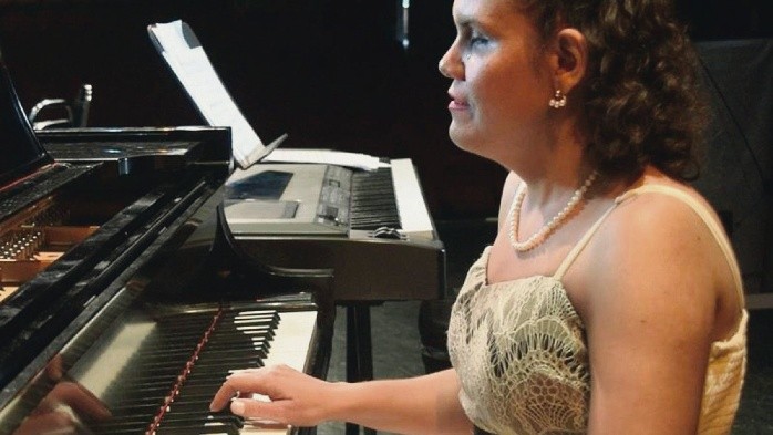 Expresión. A través del piano, Eneida ha sabido transmitir lo que lleva en su alma musical. EFE