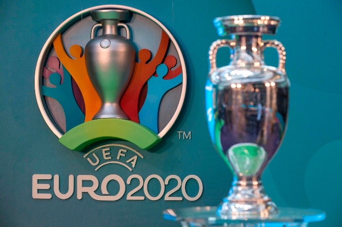 (FILES) In this file photo taken on September 21, 2016 the logo for the UEFA European Championship football competition (L) is displayed next to the Euros trophy (R) during a launch event in London. The 2020 European Championship will be the first to be played all across the continent, with 12 different countries hosting matches, forcing teams and supporters to rack up thousands of air miles and leave behind a gigantic carbon footprint. / AFP / JUSTIN TALLIS FILES-FBL-EURO-2020-ENVRONMENT-CLIMATE-TO GO WITH AFP STORY by Antoine MAIGNAN