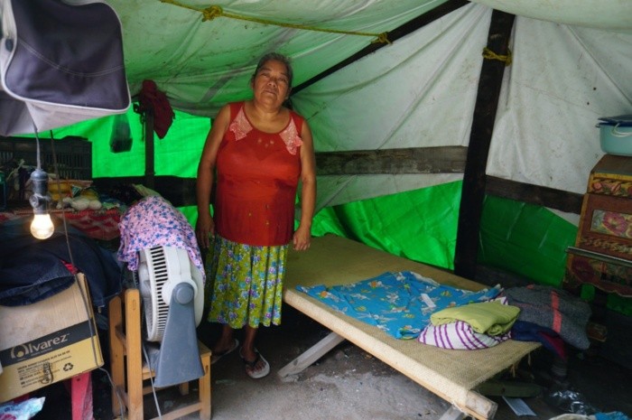 ACOMPAÑA CRÓNICA: MÉXICO SISMO MEX6657. JUCHITÁN (MÉXICO), 07/09/2020.- Fotografía que muestra a la señora Elizabeth Sánchez el 4 de septiembre de 2020, quien vive en una casa de lona en el municipio de Juchitán en el estado de Oaxaca (México). Elizabeth Sánchez, de 42 años, estaba a por irse a dormir, el 7 de septiembre de 2017, cuando el sismo de magnitud 8,2, que sacudió Oaxaca, sur de México, provocó que su casa colapsara y desde esa fecha vive debajo de una lona a un lado de lo que fue su vivienda junto con su esposo e hijo y pese a la crisis sanitaria actual. EFE/ Daniel Ricardez-ACOMPAÑA CRÓNICA: MÉXICO SISMO
