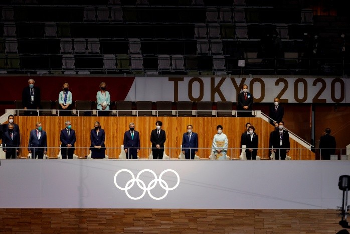 El presidente del Comité Olímpico Internacional (COI), Thomas Bach y el emperador japonés, Naruhito presiden la ceremonia de clausura.  EFE