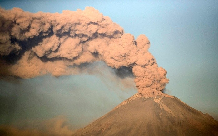 The Popocatepetl Volcano spews ash and smoke as seen from Puebla, central Mexico, on March 28, 2019. / AFP / Carlos SANCHEZ MEXICO-VOLCANO-POPOCATEPETL