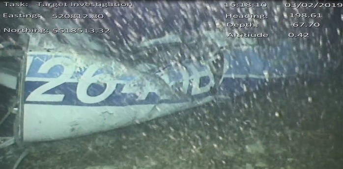 Parte del fuselaje del avión en que viajaba Sala. La aeronave cayó al mar. AFP/ARCHIVO