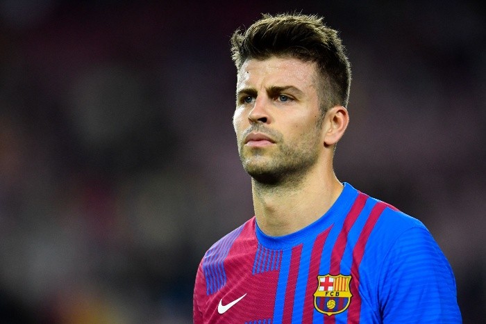 (FILES) In this file photo taken on October 30, 2021 Barcelona's Spanish defender Gerard Pique looks on during the Spanish League football match between FC Barcelona and Deportivo Alaves at the Camp Nou stadium in Barcelona. The Spanish Football Federation (RFEF) has negotiated a 24 million euro commission for Kosmos, the sports events company chaired by Barcelona's defender Gerard Pique, to transfer the Spanish Super Cup to Saudi Arabia, according to Spanish media outlet El Confidencial on April 18, 2022. (Photo by Pau BARRENA / AFP)