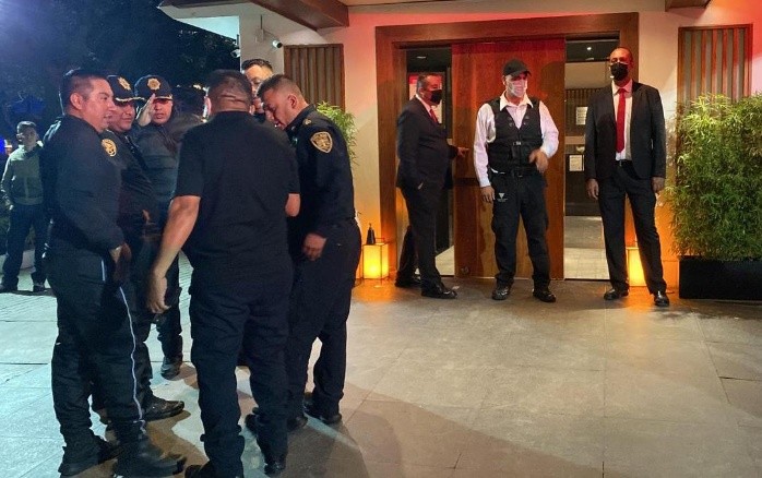 EUM20220623SOC19.JPG CIUDAD DE MÉXICO. Violece/Violencia-CDMX.- 23 de junio de 2022. Esta noche se registró una agresión a balazos a una persona en el restaurante Suntory, ubicado en la alcaldía Benito Juárez. En el lugar se registra una fuerte movilización policiaca; un hombre se encuentra detenido. Foto: Agencia EL UNIVERSAL/Valente Rosas/EELG