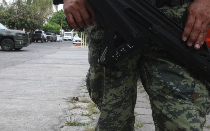 160406..LOCAL..LOC..RTR022......ALREDEDOR DE LAS 12PM MILITARES REALIZARON EL REGISTRO DE UNA VIVIENDA EN LA CALLE GARIBALDI AL CRUCE CON LA AVENIDA TERRANOVA Y RUBEN DARIO EN LA COLONIA PROVIDENCIA..EN EL LUGAR SE ENCONTRABAN ELEMENTOS DE  LA SECRETARIA DE  LA DEFENSA NACIONAL Y DE LA SECRETARIA DE MARINA ARMADA DE MEXICO CLAUSURANDO EL ACCESO VEHICULAR EN LA ZONA ..EN EL LUGAR RETIRARON VEHICULOS Y MALETAS TIPO MOCHILA ....MILITAR ..SOLDADO ..CAMIONETA MILITAR ..ARMA DE FUEGO ..PISTOLA..RIFLE