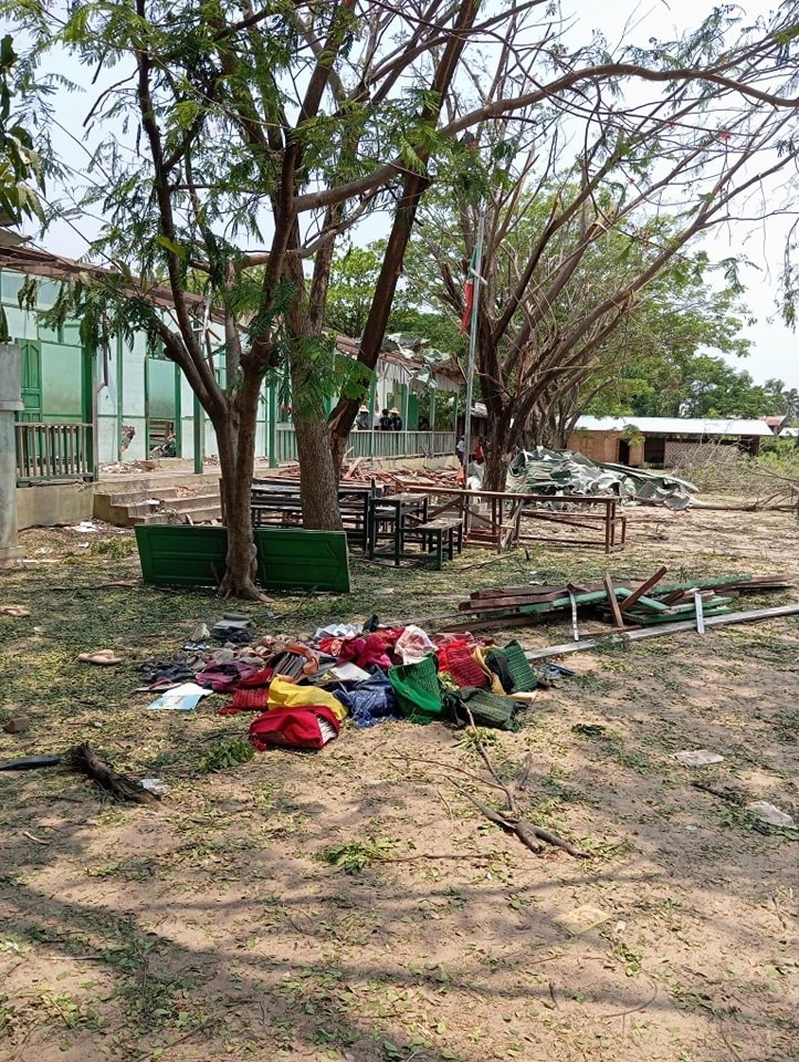 Algunas pertenencias de las víctimas tras el bombardeo en la escuela. Khit Thit media