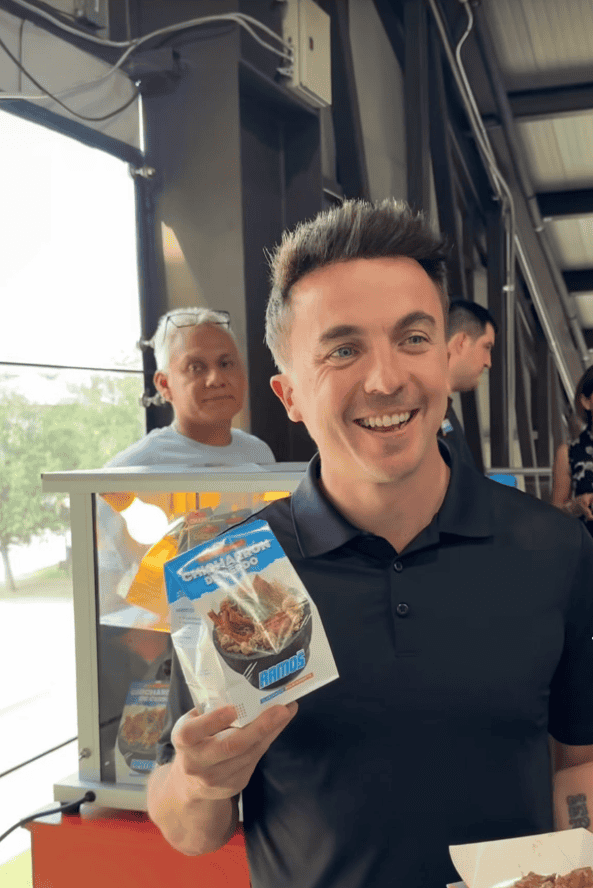  Frankie Muniz, captado en la DesertCon probando chicharrón de cerdo. X / @UntalKaiser