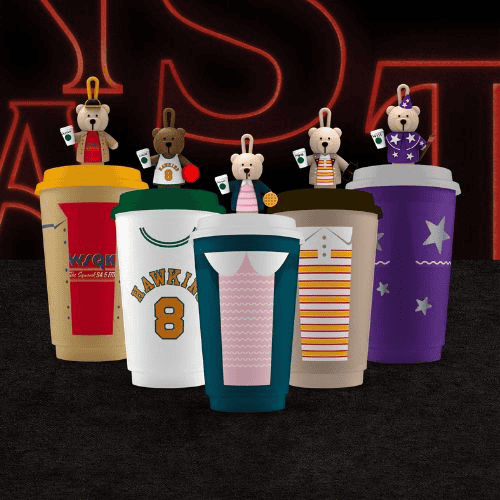 Los nuevos vasos de Starbucks inspirados en Stranger Things recrean la ropa, colores y símbolos de personajes como Eleven, Mike, Max y Eddie. STARBUCKS/ESPECIAL&nbsp;
