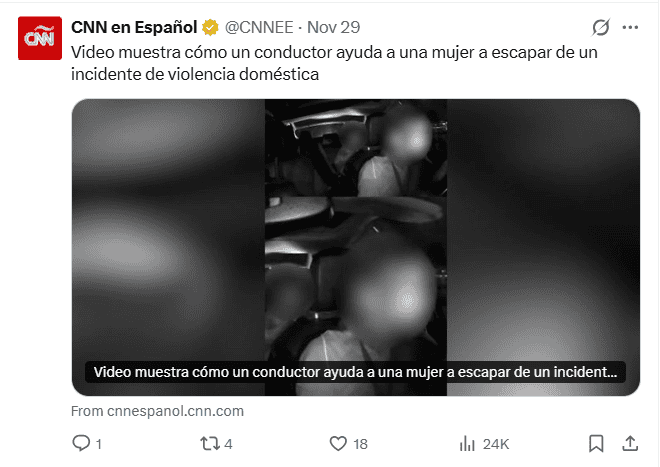  El auto de la conductora es impactado en la parte trasera por otro coche en repetidas ocasiones. X / @CNNEE