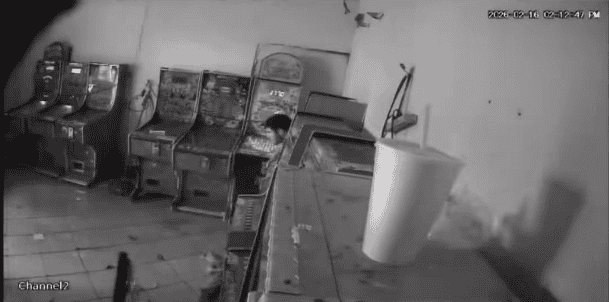 Al final del video, uno de los uniformados dice 