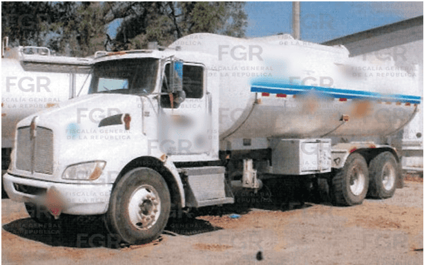 &nbsp;Imágenes del camión cargado con presunto hidrocarburo encontrado en Zapopan. ESPECIAL / FGR