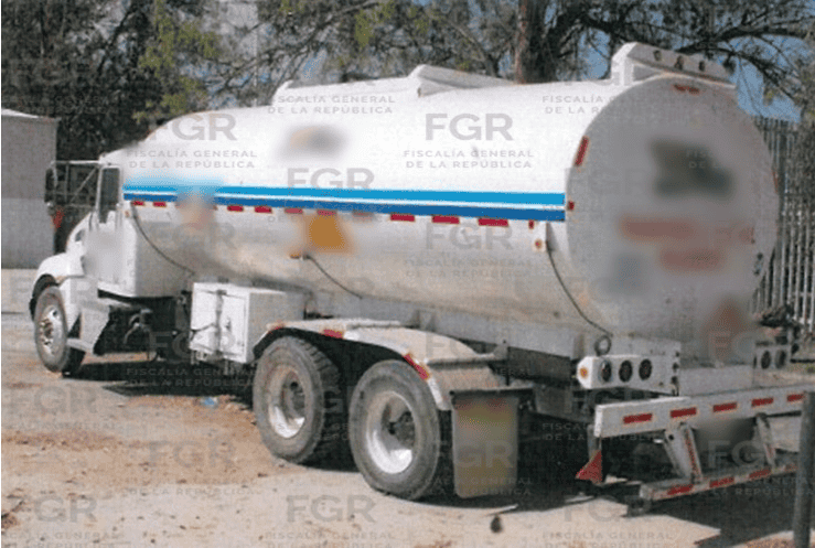 &nbsp;&nbsp;Imágenes del camión cargado con presunto hidrocarburo encontrado en Zapopan. ESPECIAL / FGR