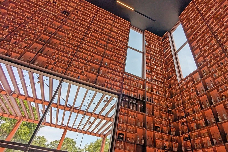 En Tequila Lab hay una colección de tres mil 199 botellas diferentes en exhibición. TEQUILA LAB