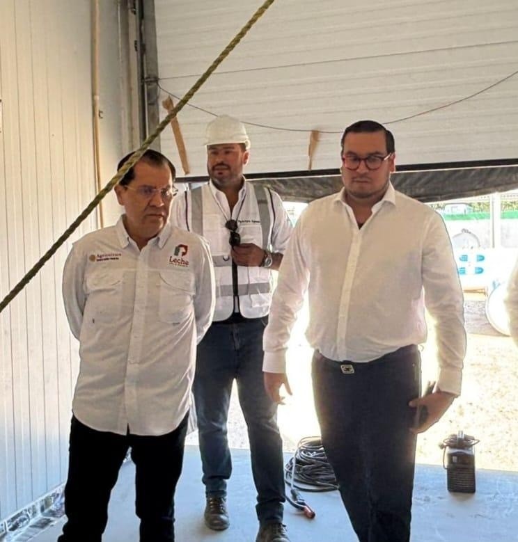 &nbsp;Dr. Víctor Hugo Pérez Rojas, Director de Operaciones y el Mtro. Antonio Talamantes Geraldo, Director General de Leche para el Bienestar del Gobierno de México. CORTESÍA.