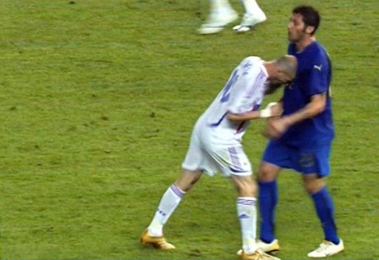 La final de Alemania 2006 será recordada porque fue la despedida de Zinedine Zidane, aunque fuera triste y con expulsión en su último partido, tras pegar un cabezazo en el pecho a Marco Materazzi. AFP / ARCHIVO
