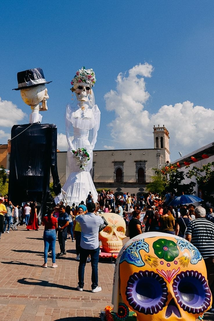 &nbsp; el municipio propone caminar entre recuerdos: seguir el camino de las huellas, mirar una Catrina de 22 metros, entrar en escenarios de cine, etc. GOBIERNO DE JALISCO