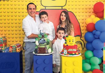 Juan Antonio Olguín, Julián y Noah Olguín Arellano con Alejandra Arellano. GENTE BIEN JALISCO / C. Jimeno