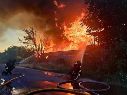 Bomberos combaten el fuego resultado del ataque en la región de Kiev. AP/Servicio Ucraniano de Emergencias